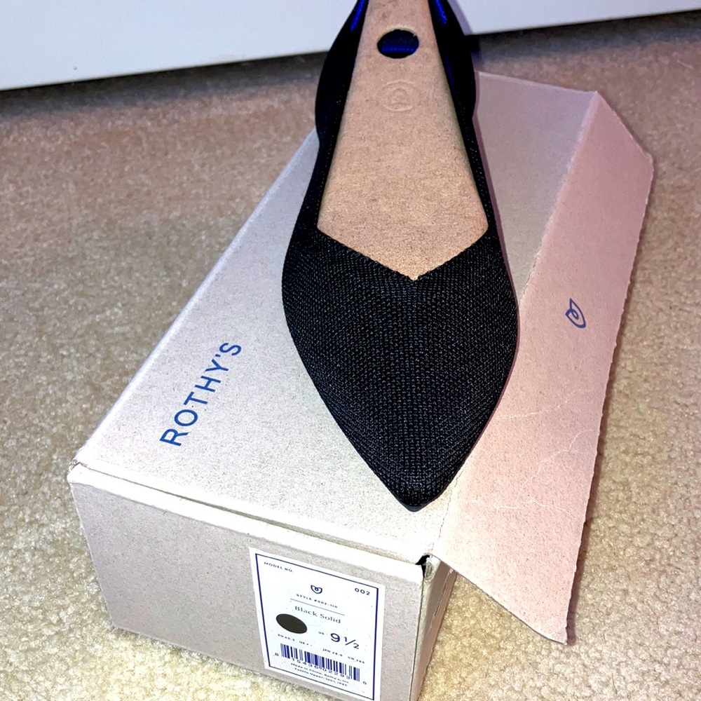 9.5 black solid Rothy’s pointed toe flat